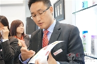 工作人員為觀眾講解公司產(chǎn)品