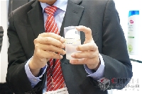工作人員為觀眾講解公司產(chǎn)品