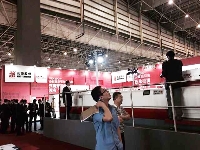 長榮股份將攜全新針對酒包設(shè)計(jì)的MK1060 深壓紋模切機(jī)首次亮相彩盒展。其展位號為1A10-19。